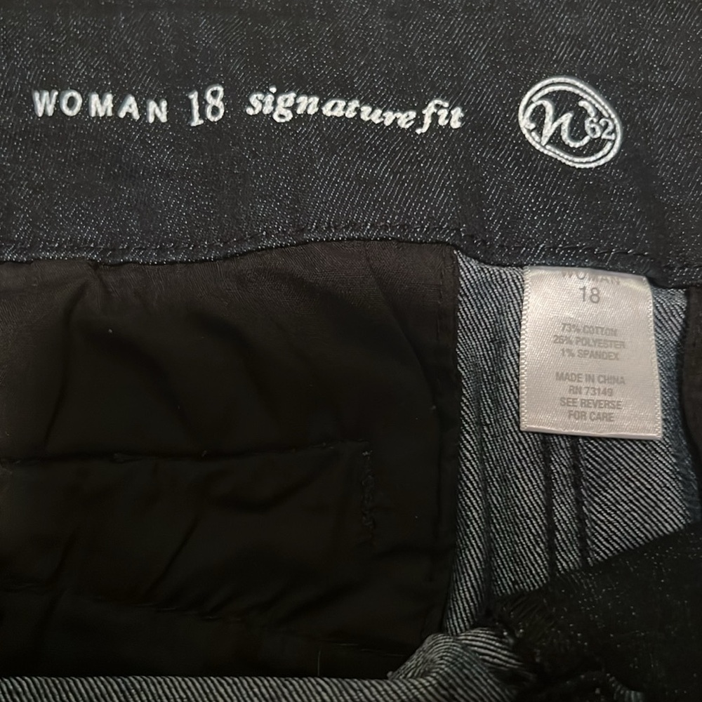 W62 Dark Blue -Size 18 Woman Signature Fit Shorts - Picture 3 of 8